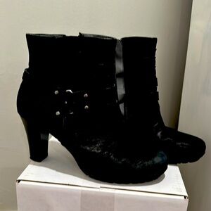 Aerosoles women bootie  heels size 8